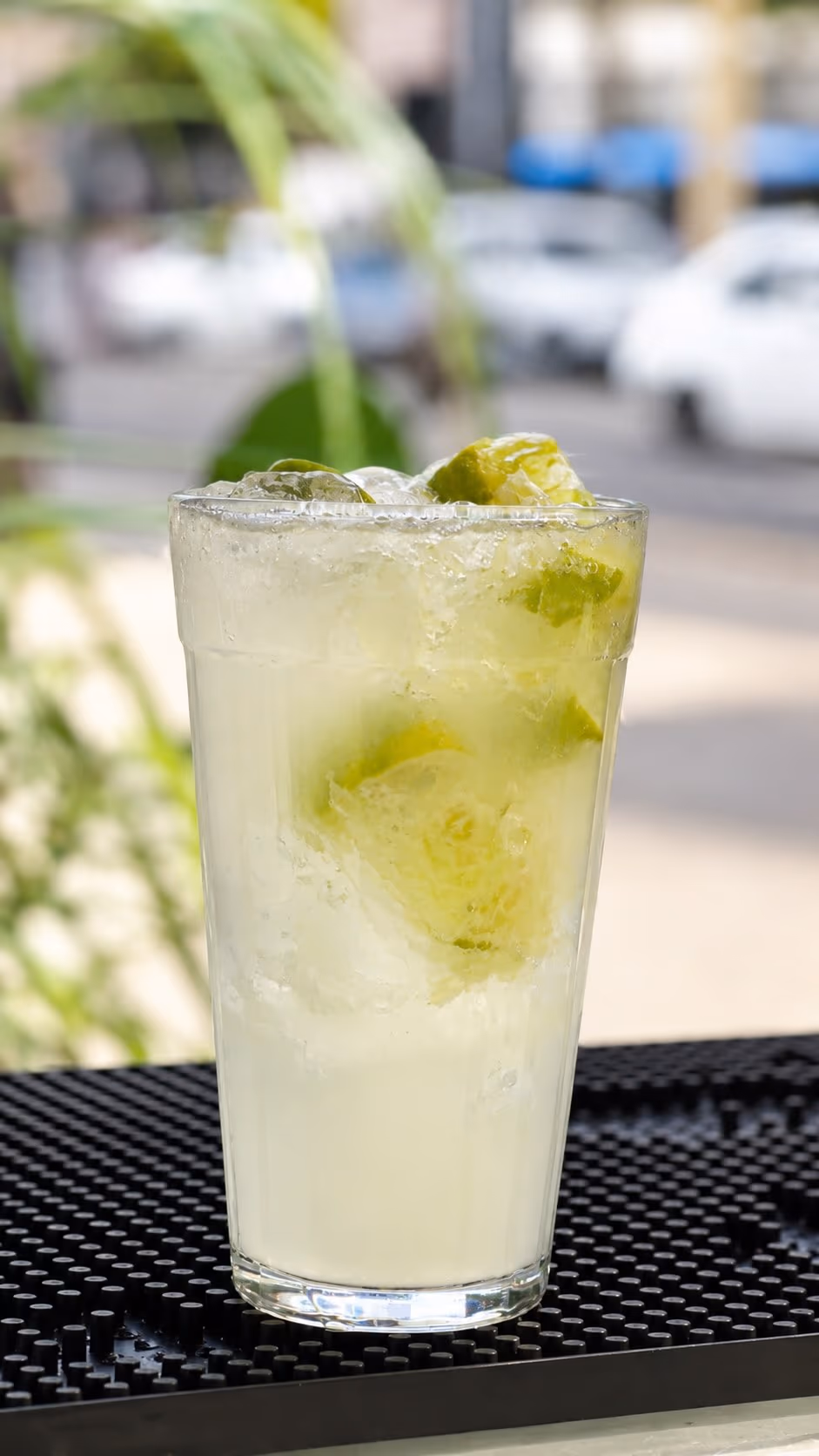 Caipirinha preparada no bar do Mar de Copa